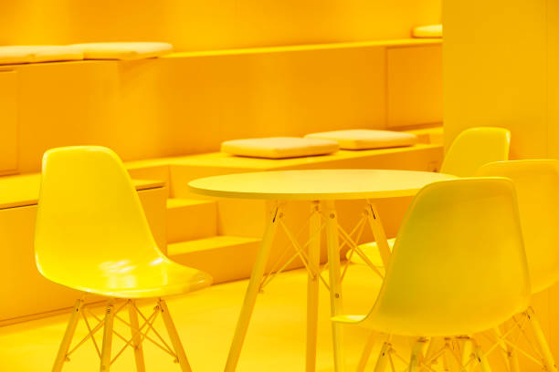 cadeiras amarelas curiosas e mesa ambiente interno. interior contemporâneo. ninguém - ife - fotografias e filmes do acervo