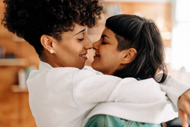 flirtendes lesbisches paar, das sich die nase berührt - lesbians kissing stock-fotos und bilder