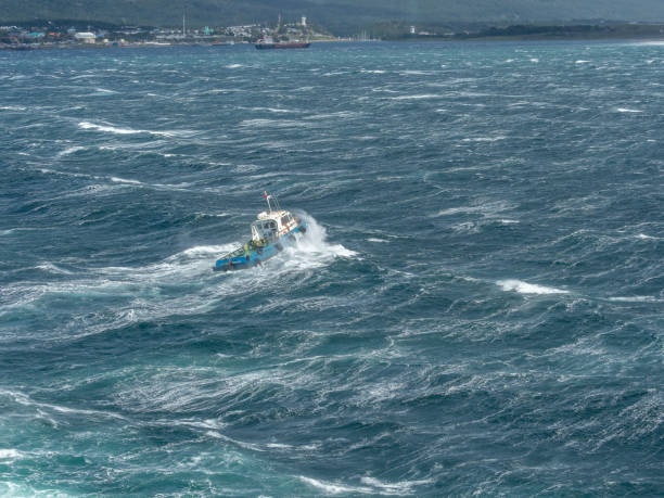 una barca lotta con le onde giganti nelle acque traditrici del canale di beagle, puerto williams, canale di beagle, cile - darwin australia northern territory harbor foto e immagini stock