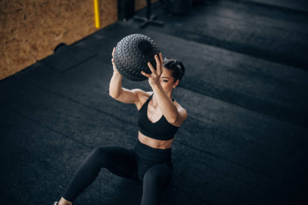 kuvapankkikuvat ja rojaltivapaat kuvat aiheesta sovita nainen, joka treenaa lääkepallolla - medicine ball