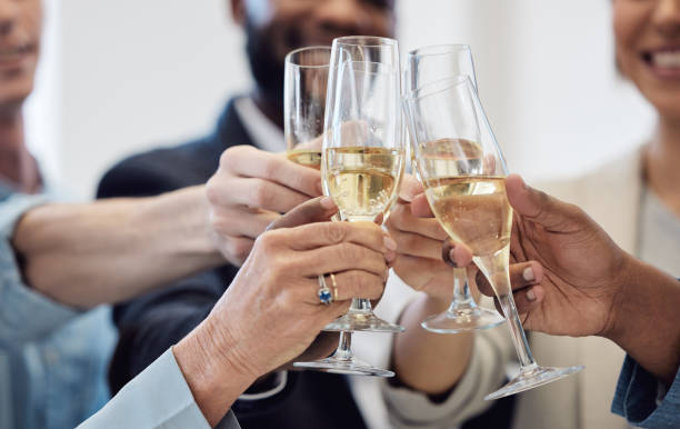 zbliżenie grupy biznesmenów świętujących toast szampanem w pracy - party business toast champagne zdjęcia i obrazy z banku zdjęć