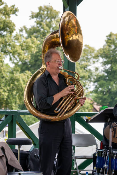 mann spielt sousaphon in blaskapelle - trumpet musical instrument music brass stock-fotos und bilder