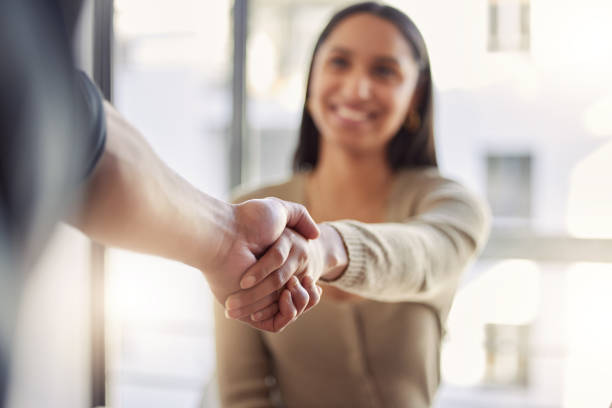 снимок двух бизнесменов, пожимающих друг другу руки на работе - recruitment greeting business interview стоковые фото и изображения