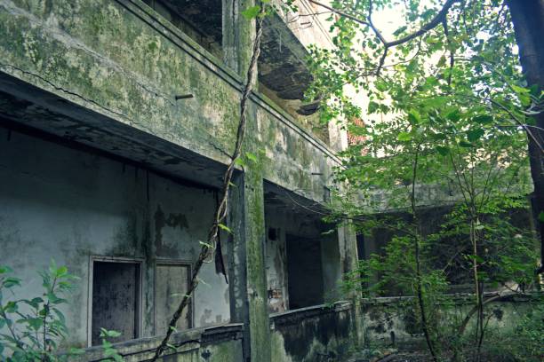 istock abandoned building at mumbai , india 1383485321