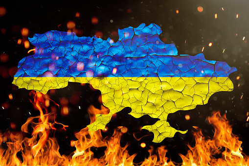 bandera de ucrania pintada sobre muro de hormigón agrietado.ucrania rusia ucrania crisis concepto ilustración. photo