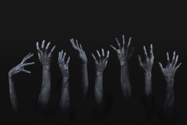 wiele przerażających i przerażających rąk zombie podnoszących się z ciemności - horror spooky shock zombie zdjęcia i obrazy z banku zdjęć