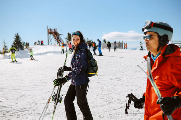 sciare nelle alpi europee - skiing activity snow alpine skiing foto e immagini stock