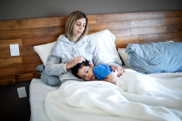istock Madre e hijo acostados en la cama 1383496980