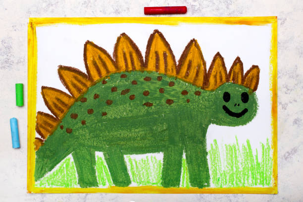 foto der bunten zeichnung: lächelnder dinosaurier. grüner seltsamer stegosaurus. - dinosaur toy dino monster stock-fotos und bilder