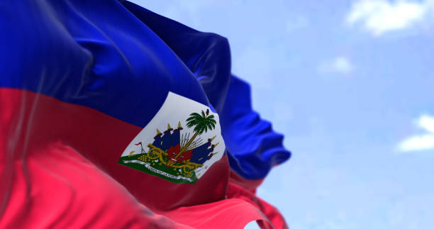 detal flagi narodowej haiti powiewającej na wietrze w pogodny dzień - haiti flag republic of haiti flag of haiti zdjęcia i obrazy z banku zdjęć