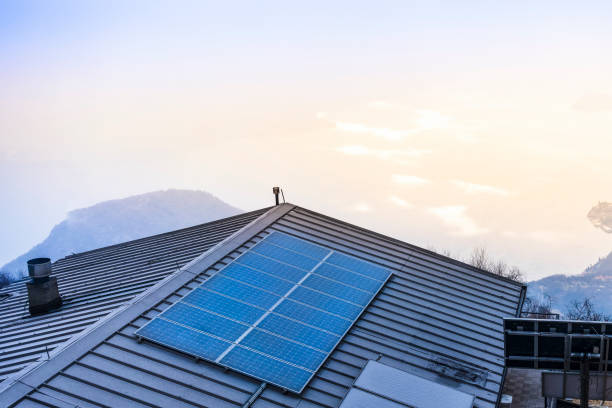 山のシャレーの屋根の上のソーラーパネル - solar panel alternative energy chalet european alps ストックフォトと画像