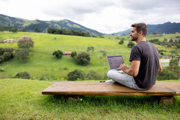 szczęśliwy człowiek pracujący online na wsi - entrepreneur lifestyles nature environment zdjęcia i obrazy z banku zdjęć