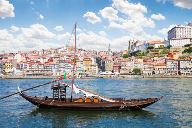 vieux bateaux traditionnels portugais en bois appelés barcos rabelos, utilisés dans le passé pour transporter le célèbre vin de porto - porto - portugal - portugal port wine porto the douro photos et images de collection