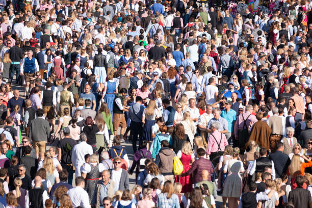 multitud en el oktoberfest de múnich - number of people traditional culture outdoors audience fotografías e imágenes de stock