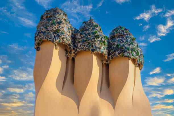 detalhes do telhado da casa mila ou la pedrera, barcelona, catalunha, espanha - barcelona la pedrera spain catalonia - fotografias e filmes do acervo