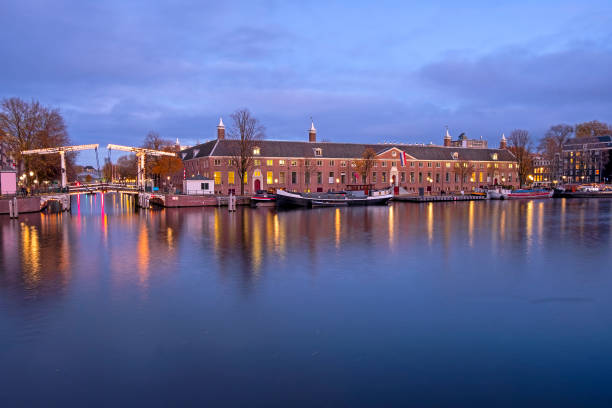 città panoramica da amsterdam al fiume amstel nei paesi bassi al tramonto - amstel river foto e immagini stock