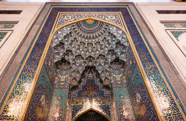 muscat, oman: interno della grande moschea del sultano qaboos, al qubrah, a muscat - oman greater masqat built structure mosque foto e immagini stock