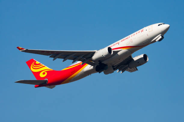 грузовой самолет airbus a330-200 b-lnw авиакомпании hong kong airlines вылетел и взлетел в аэропорту гонконг чек лап кок - airbus a330 200 стоковые фото и изображения