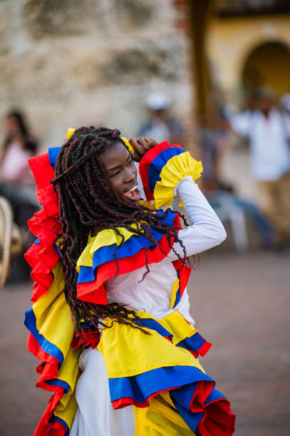 bailarina colombiana actuando en la calle principal - trajes tipicos colombianos fotografías e imágenes de stock