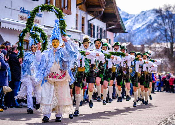 participants d’un défilé avec des costumes historiques traditionnels à mittenwald - fasching photos et images de collection