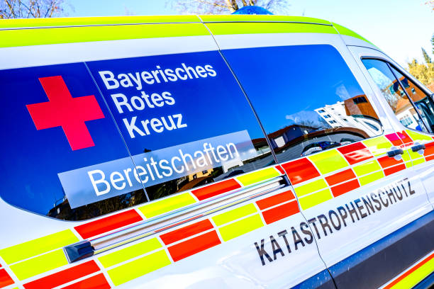voiture d’ambulance allemande typique à schwabmunchen - ambulance healthcare and medicine germany car photos et images de collection