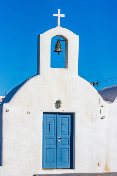 ギリシャ、サントリーニ島のピルゴスカリスティス近くの礼拝堂 - door greek culture doorway church ストックフォトと画像