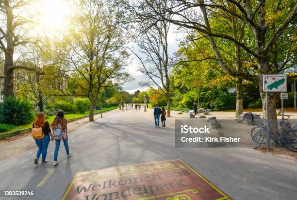 Tourists And Locals Enjoy An Afternoon At Vondelpark The Large City Park In The Museum District Of Amsterdam Netherlands In Early Autumn Stockfoto en meer beelden van Actieve levenswijze