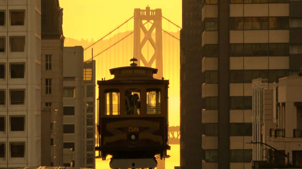 san francisco cable car auf der california street im morgengrauen - bay bridge bridge california dawn stock-fotos und bilder