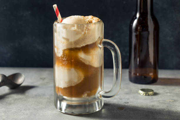 cold frozen root beer float - root beer float fotos stockfoto's en -beelden