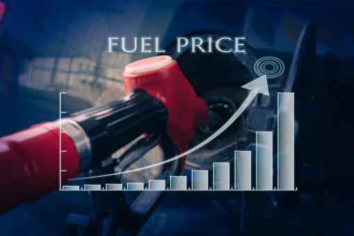 Aumento gráfico del precio del combustible con recarga de combustible con gasolina de fondo photo