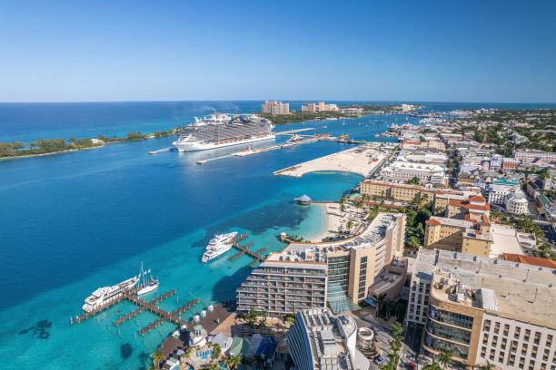 la vista panoramica del drone del quartiere centrale della città di nassau e paradise island, bahamas. - nassau foto e immagini stock