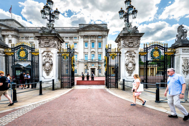 agenti di polizia delle guardie di sicurezza reali inglesi in piedi di fronte a buckingham palace nel centro di londra - military uniform barricade boundary police uniform foto e immagini stock