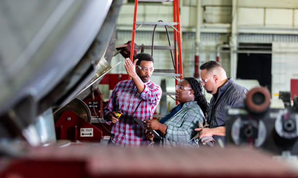 trzech pracowników w warsztacie metalurgicznym rozmawia - hand sign stop gesture talking discussion zdjęcia i obrazy z banku zdjęć