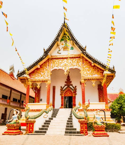 wat that a vang vieng, laos - vang vieng foto e immagini stock