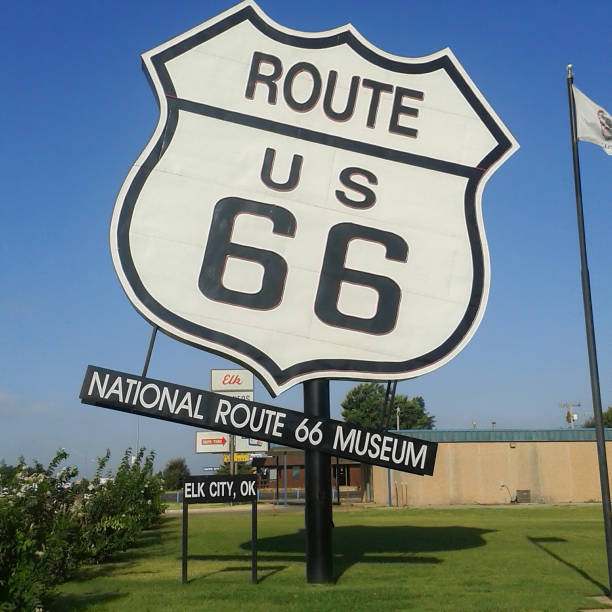 national route 66 museum und großes routenschild. - oklahoma sign road sign sky stock-fotos und bilder