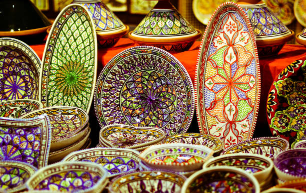 atmosphère merveilleuse à l’intérieur du marché oriental - tradition marocaine photos et images de collection