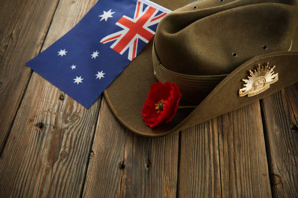 chapeau affalé de l’armée anzac avec drapeau australien et coquelicot sur fond de bois - slouch hat photos et images de collection