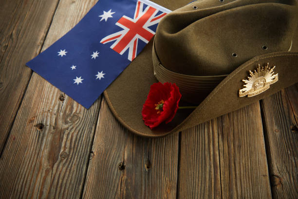 cappello da slouch dell'esercito anzac con bandiera australiana e papavero su sfondo di legno - slouch hat foto e immagini stock