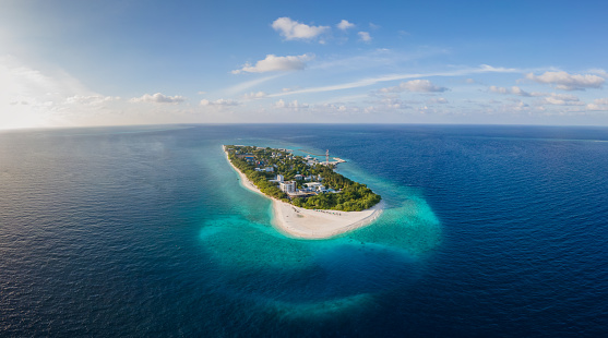 Isla tropical con playa blanca y agua turquesa en Maldivas. Idílico destino de vacaciones de verano. photo