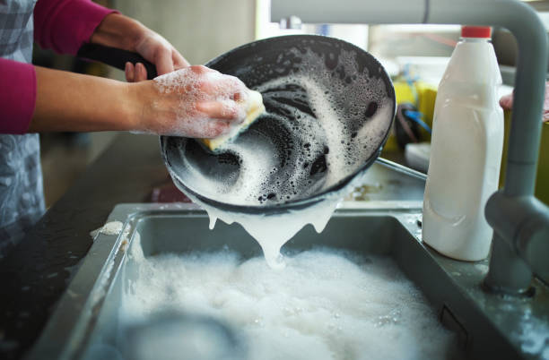 lavare di nuovo i piatti. - padella pentola foto e immagini stock