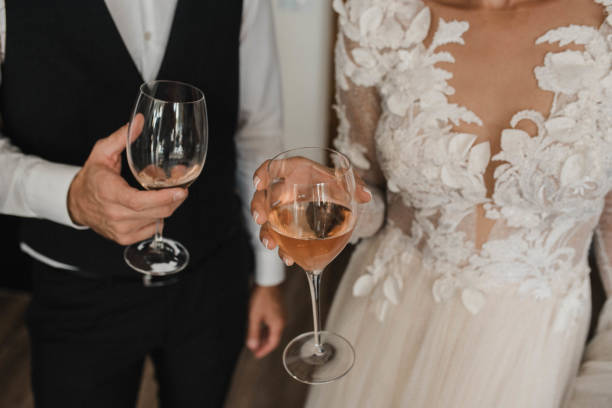 noiva e noivo bebendo foto de estoque de champanhe - wedding couple toast glasses - fotografias e filmes do acervo
