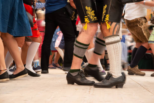 les bavarois dansent à l'oktoberfest à munich - lederhosen oktoberfest beer dancing photos et images de collection