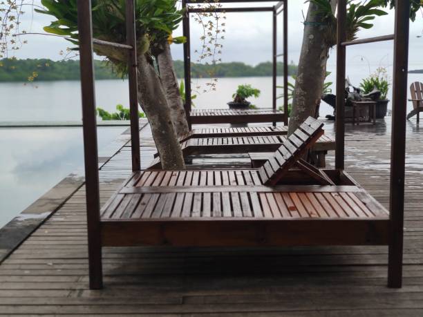 простое и открытое место для отдыха может сделать ваше сердце прохладным - romance lake chair sunset стоковые фото и изображения