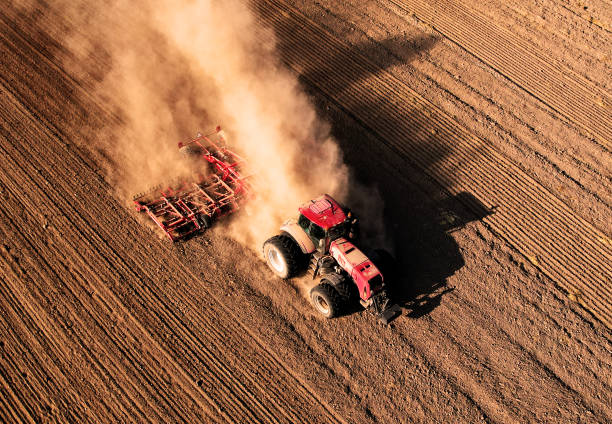 tractor with disc cultivator on land cultivating. - 耙 農業器材 個照片及圖片檔