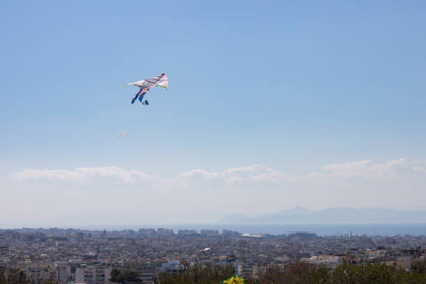 volo di aquiloni ad atene il clear monday - clear sky acropolis athens greece greece foto e immagini stock