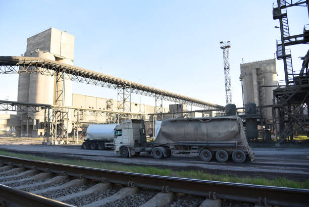 camión con semirremolque de cemento en el sitio de la planta de cemento. producción de mezclas en fábrica industrial. - cement factory industry manufacturing cement truck fotografías e imágenes de stock