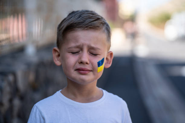 расстроен украинский мальчик желтым флагом - protestor protest sign yellow стоковые фото и изображения
