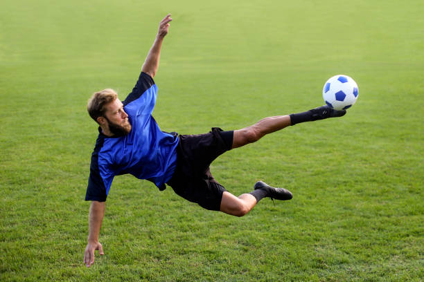 jugador de fútbol - volley kick fotografías e imágenes de stock