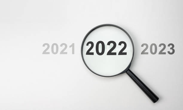 2022 dentro del cristal de la lupa sobre fondo blanco para enfocar la situación actual, el concepto de mentalidad de pensamiento positivo. 2022 en foco. 2021 2022 2023 sobre fondo blanco, vista superior - focus magnifying glass definition single word fotografías e imágenes de stock