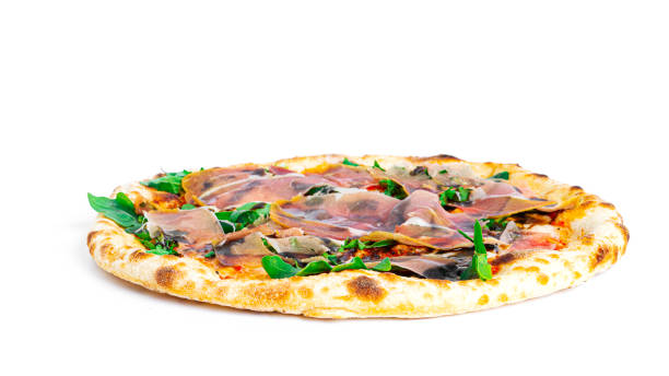 白い背景に隔離された生ハム・ディ・パルマ・ピザ。パルマハムとピザ。ジェイモンイタリア料理 - pizza homemade margharita pizza parma ham ストックフォトと画像
